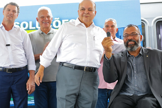 Governador Ibaneis Rocha entrega 40 novos ônibus escolares e 11 vans para transporte de pessoas com deficiência