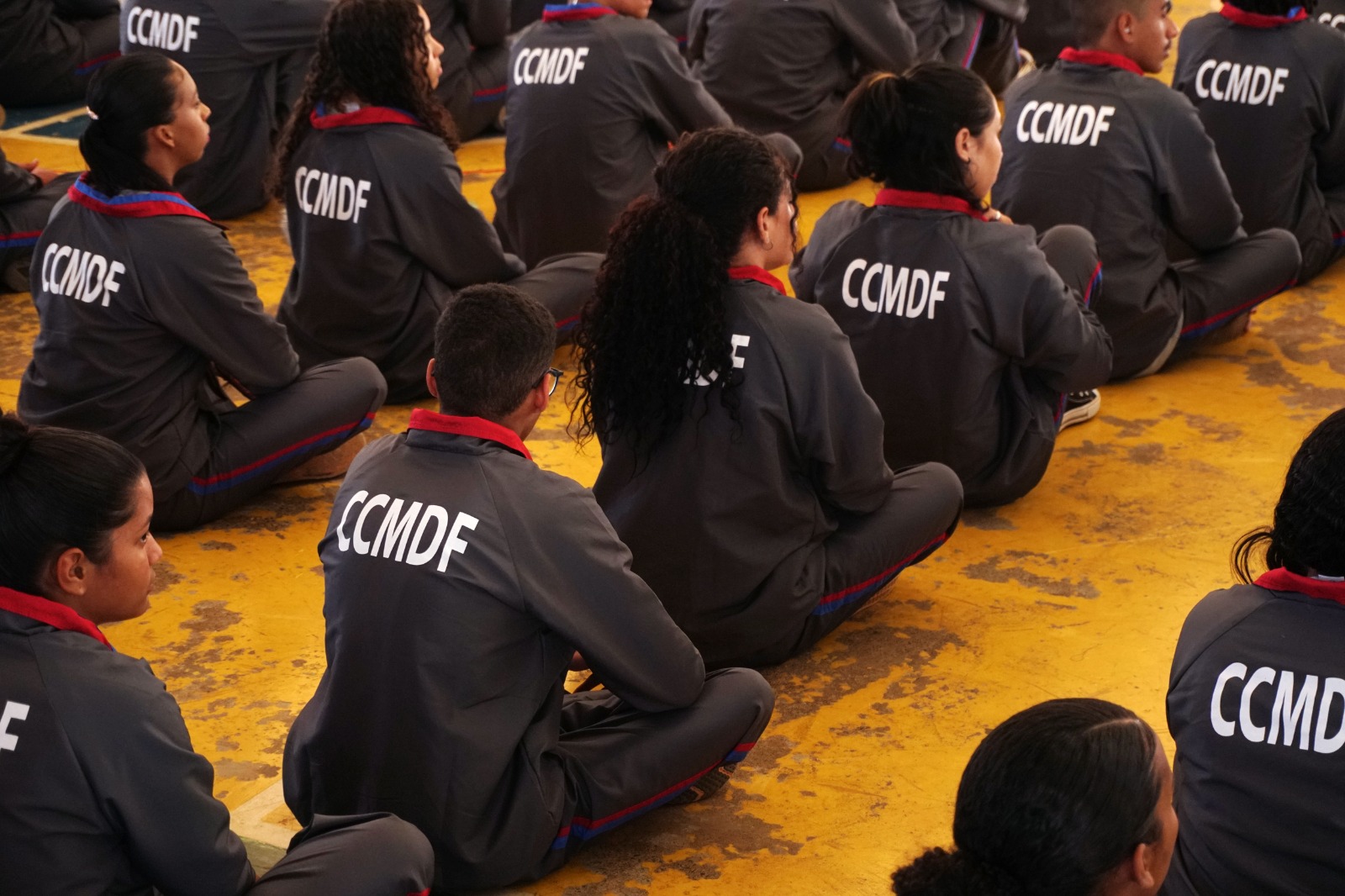 Alunos de escolas de gestão compartilhada recebem conjuntos de uniforme | SEEDF