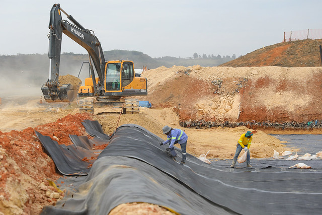 Ampliação do aterro sanitário recebe impermeabilização do solo