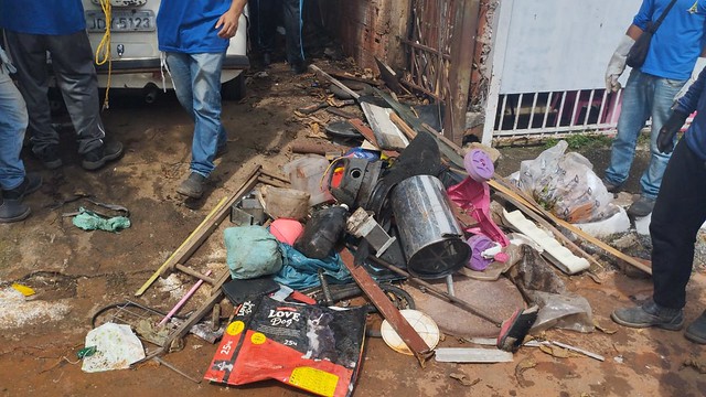 31/01/2024 - Ação conjunta retira lixo da casa de acumulador em Samambaia