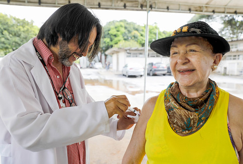 07/04/2024 - Grupo prioritário deve se vacinar contra covid-19 e influenza no DF