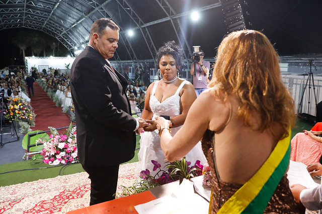 28/04/2024 - Casamento Comunitário oficializa união de 50 casais no Pontão do Lago Sul