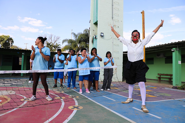 04/08/2025 - Grupo de teatro leva arte da palhaçaria a alunos de escola especial em Brazlândia