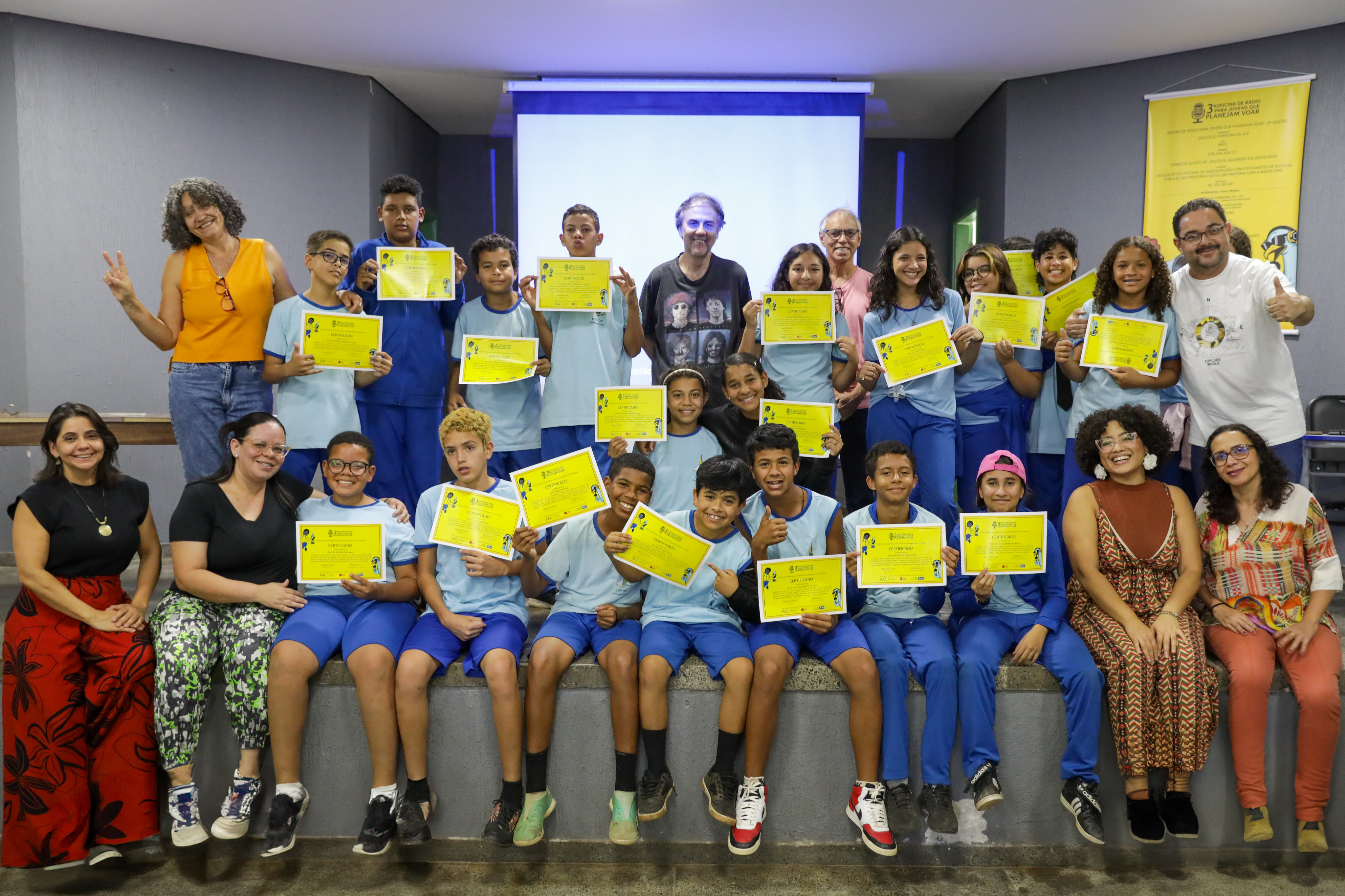 14/08/2025 - Estudantes do CEF 5 de Sobradinho recebem certificado de participação em oficina de rádio