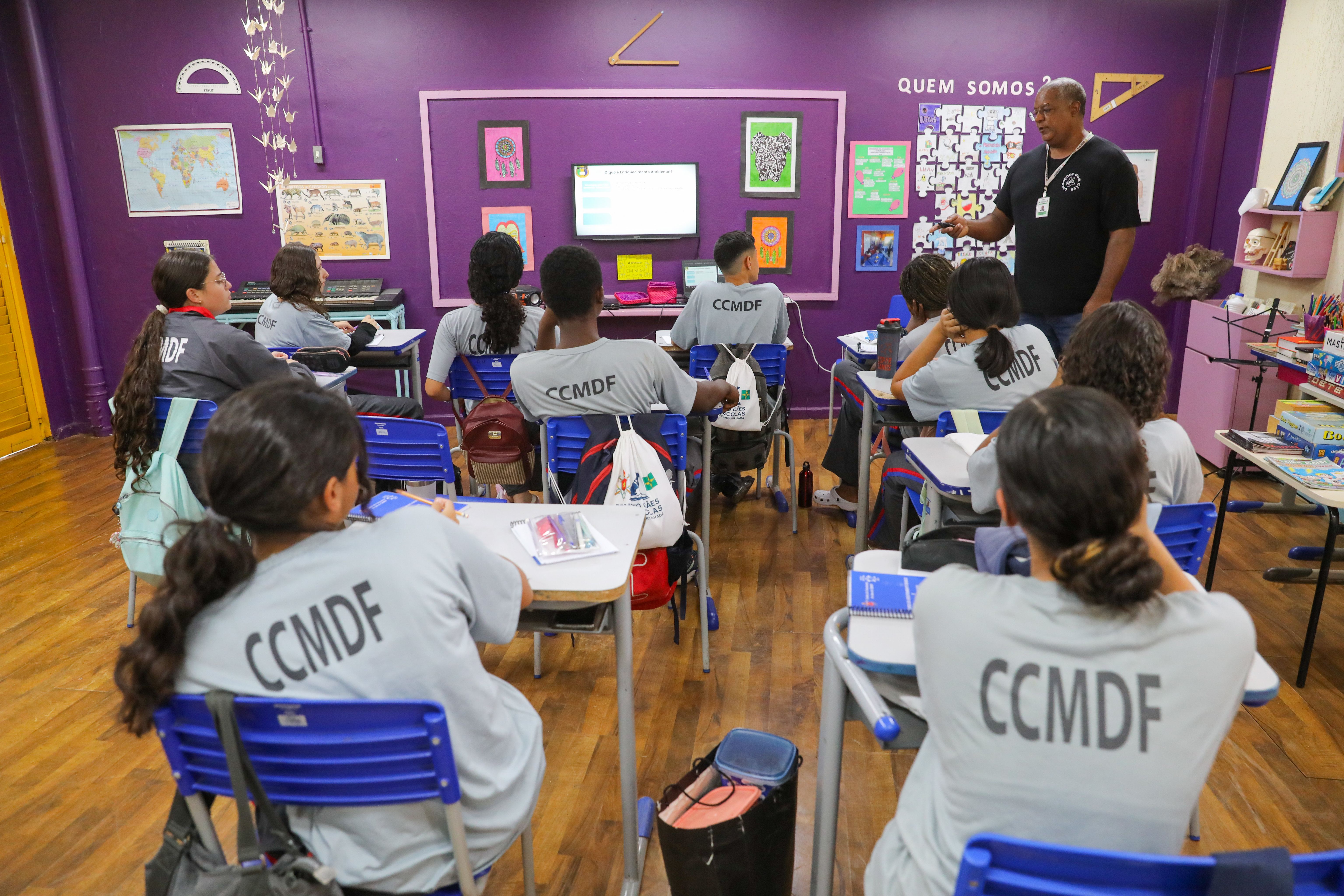 29/08/2025 - Corpo de Bombeiros oferece curso de adestramento de cães para alunos de escola pública