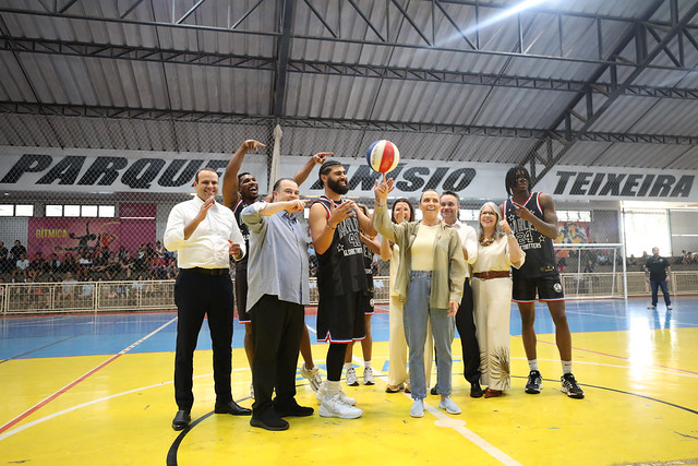 15/10/2025 - GDF leva Harlem Globetrotters a Ceilândia em ação social com estudantes