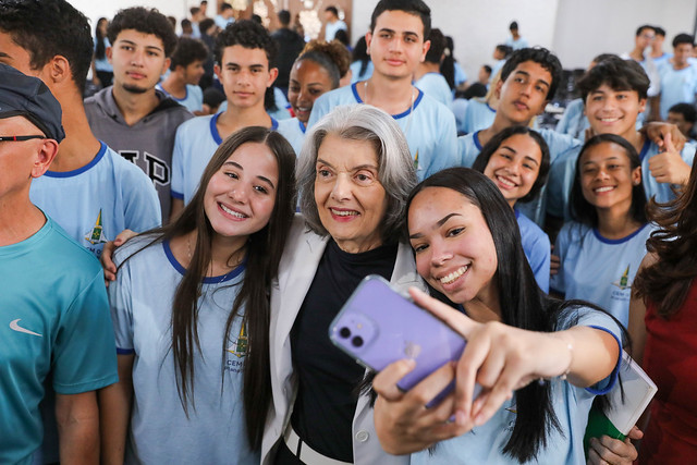 07/10/2025 - Presidente do TSE, Cármen Lúcia fala sobre importância do voto a jovens do Centro de Ensino Médio 1 de Planaltina