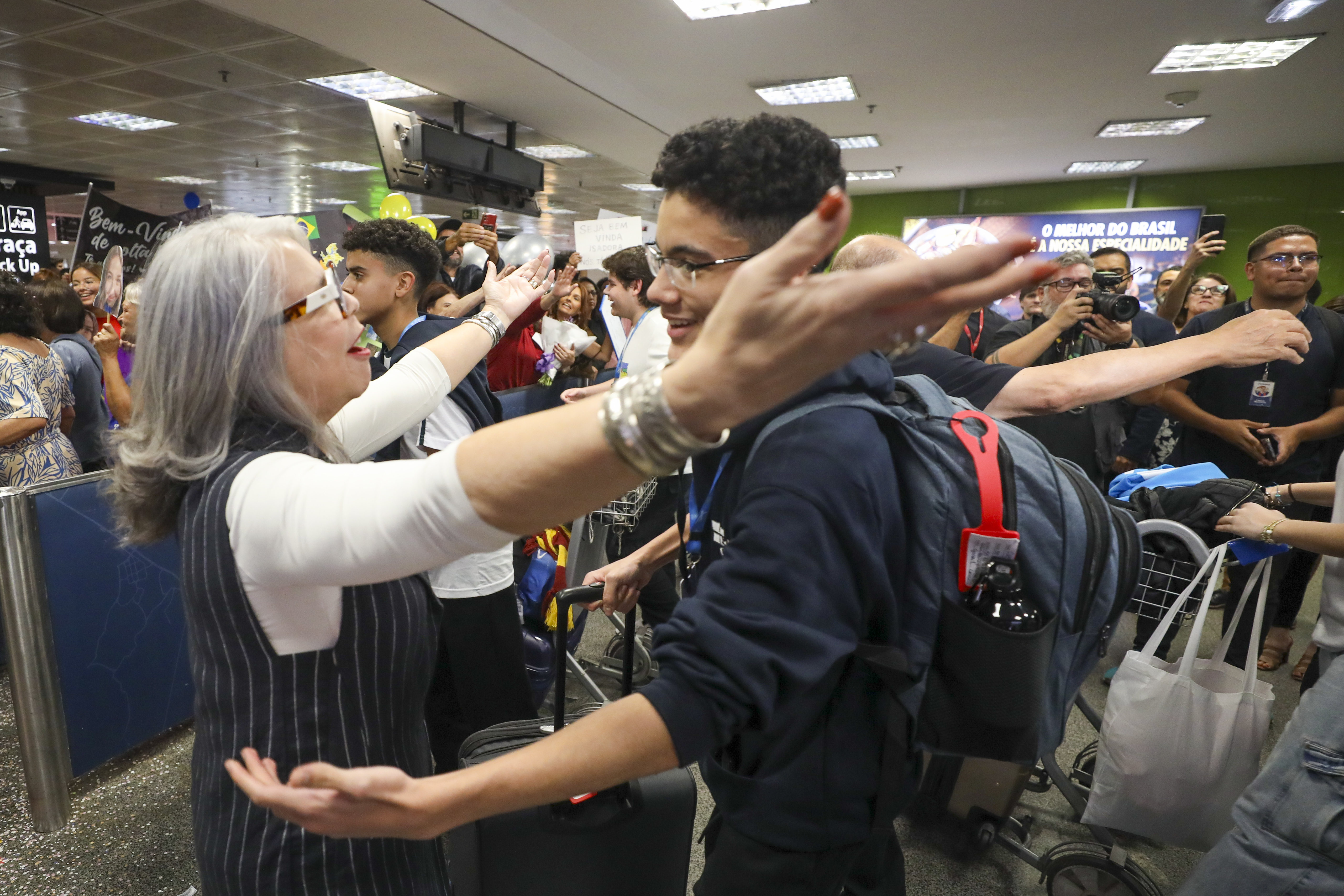 05/12/2025 - Governador Ibaneis Rocha e primeira-dama recepcionam estudantes do programa Pontes para o Mundo